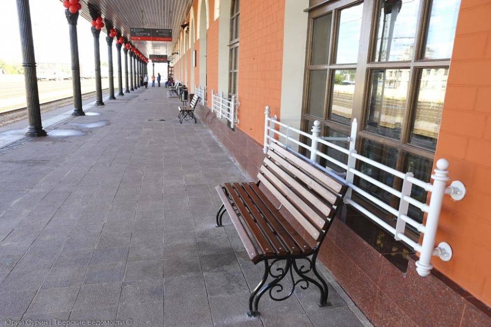 Скамейки от компании Хоббика украсили отреставрированное здание вокзала в Твери