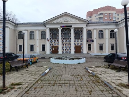 Уют в подарок от Хоббики: чугунные скамьи украсили Молодёжный центр Электростали Уют в подарок от Хоббики: чугунные скамьи украсили Молодёжный центр Электростали - 2