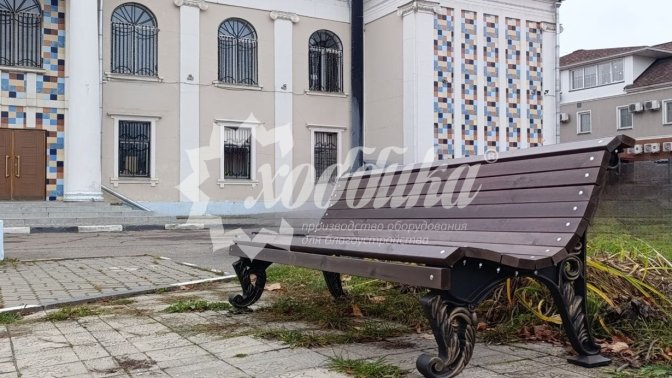 «Хоббика» держит темп: перголы, парковки, скамейки, урны