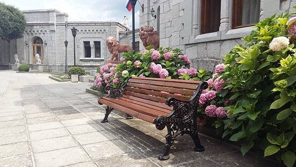 Скамейки от фабрики Хоббика теперь и в Юсуповском дворце в Крыму