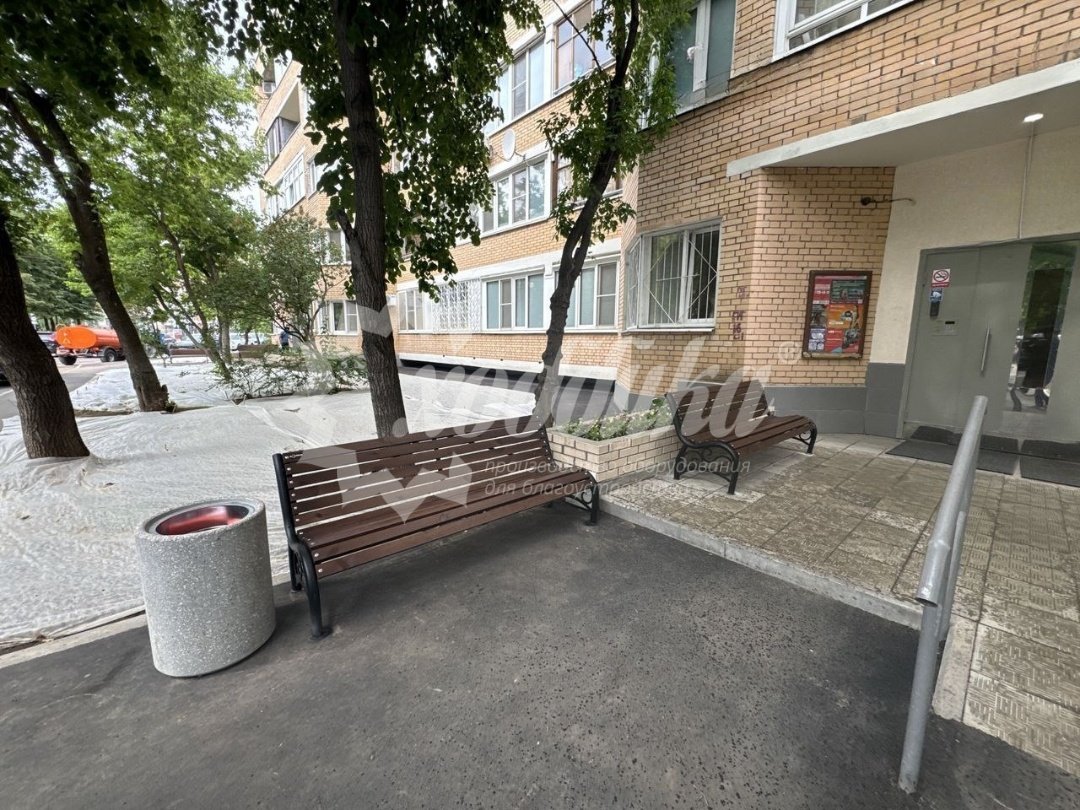 Уютный июнь в московских дворах: скамейки, беседки, урны, качели, велопарковки - 24