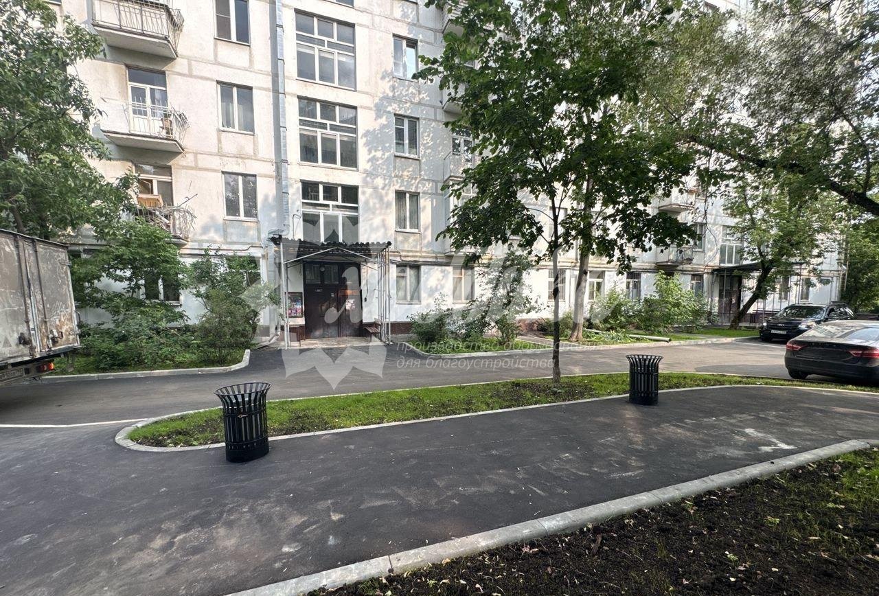 Уютный июнь в московских дворах: скамейки, беседки, урны, качели, велопарковки - 30
