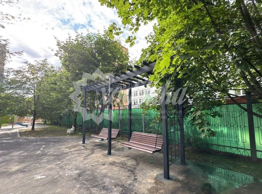 Уютный июнь в московских дворах: скамейки, беседки, урны, качели, велопарковки - 45