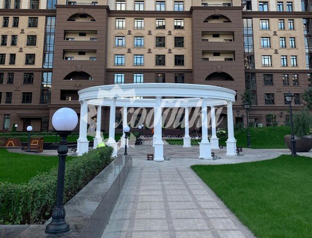 Ротонды, скамейки, вазоны на одном из объектов в Москве