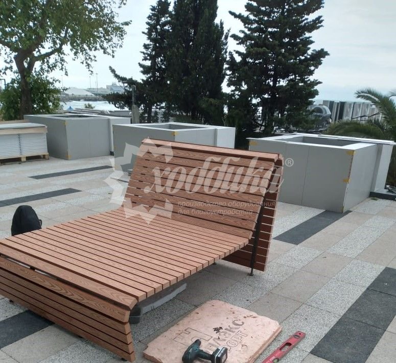 Парк «Ривьера» в Сочи: скамейка «Радиус» с композитом, лежаки и подиум - 32
