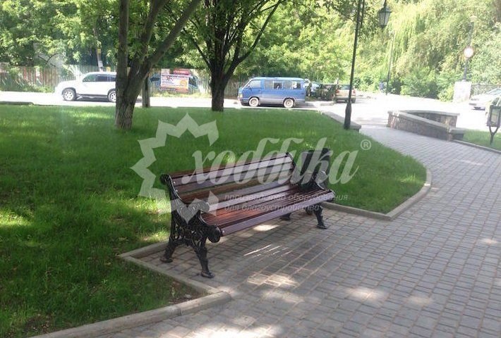 «Ажурные» скамейки в сквере имени Высоцкого в Симферополе - 1
