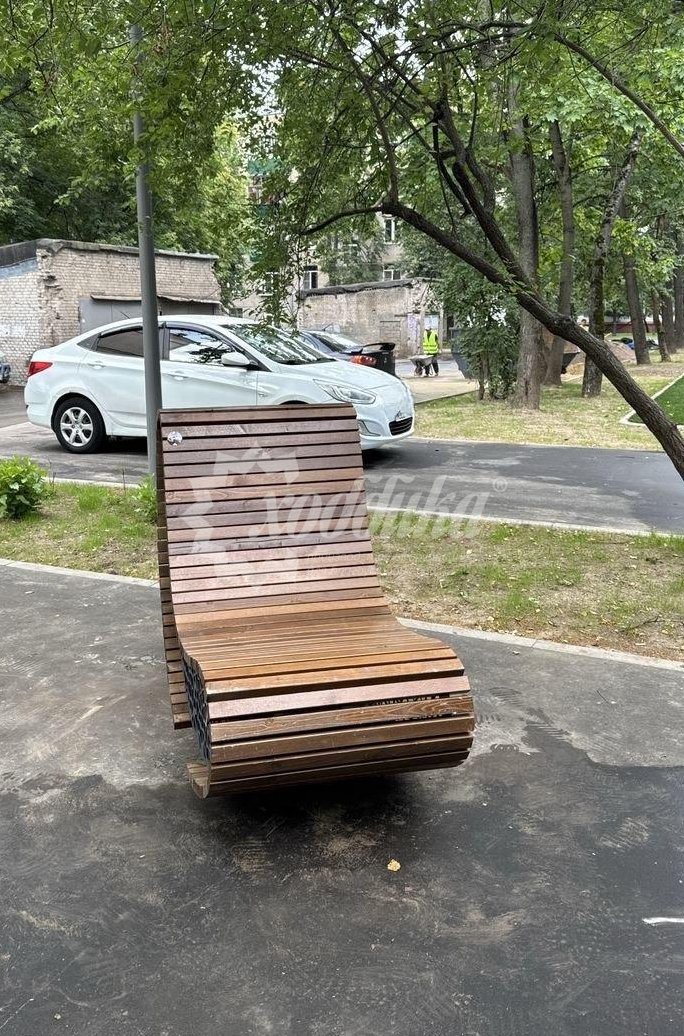 Жаркий июль: парковые качели, скамейки, лежаки, урны - 24