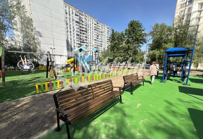 Уютный июнь в московских дворах: скамейки, беседки, урны, качели, велопарковки - 5