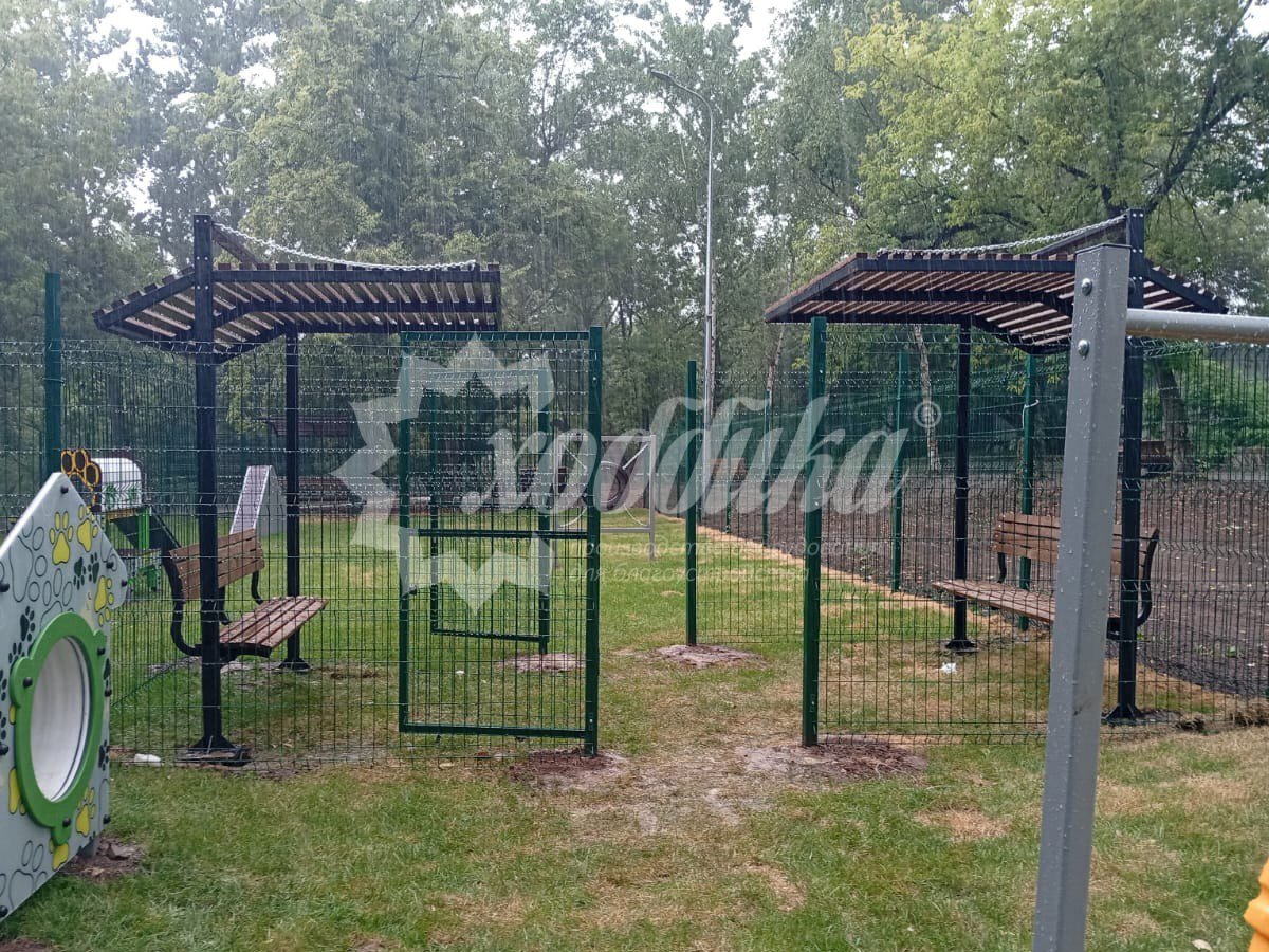 Жаркий июль: парковые качели, скамейки, лежаки, урны - 28