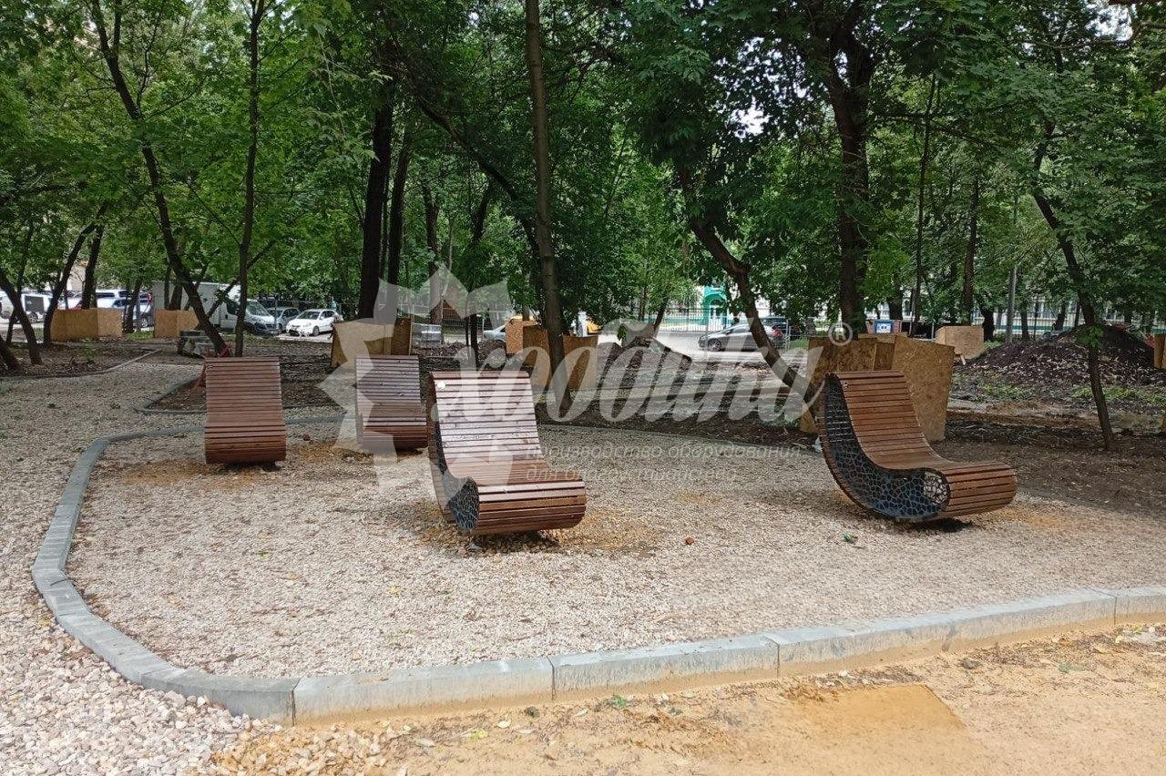 Уютный июнь в московских дворах: скамейки, беседки, урны, качели, велопарковки - 46