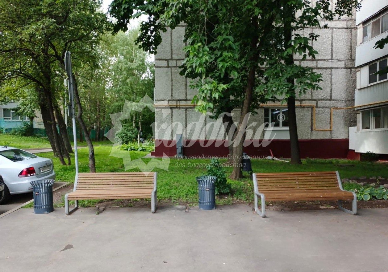 Жаркий июль: парковые качели, скамейки, лежаки, урны - 15