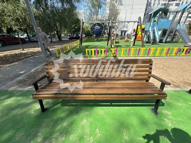Уютный июнь в московских дворах: скамейки, беседки, урны, качели, велопарковки - 2