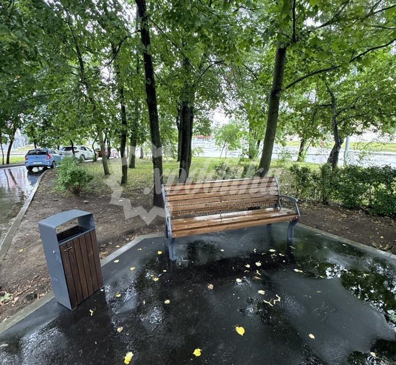 Уютный июнь в московских дворах: скамейки, беседки, урны, качели, велопарковки - 41