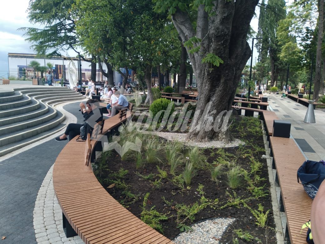 Парк «Ривьера» в Сочи: скамейка «Радиус» с композитом, лежаки и подиум - 27