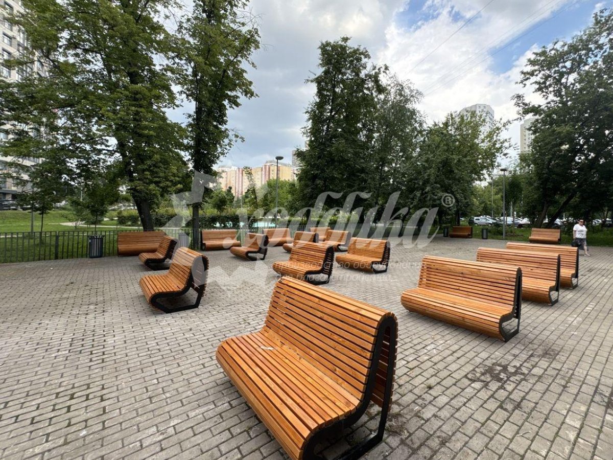 Жаркий июль: парковые качели, скамейки, лежаки, урны - 62