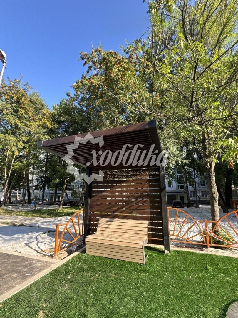 Жаркий июль: парковые качели, скамейки, лежаки, урны - 68