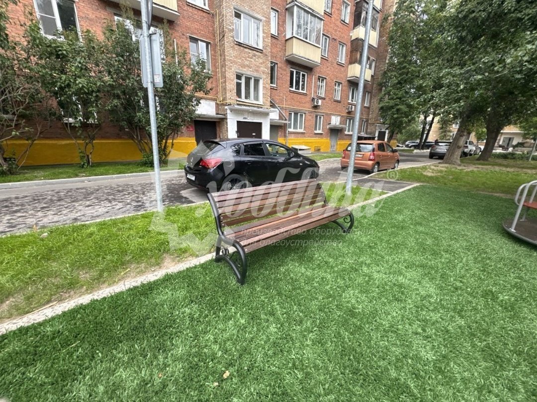 Уютный июнь в московских дворах: скамейки, беседки, урны, качели, велопарковки - 22