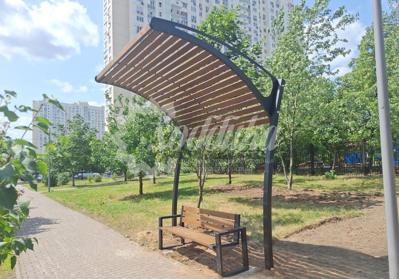 Уютный июнь в московских дворах: скамейки, беседки, урны, качели, велопарковки - 31