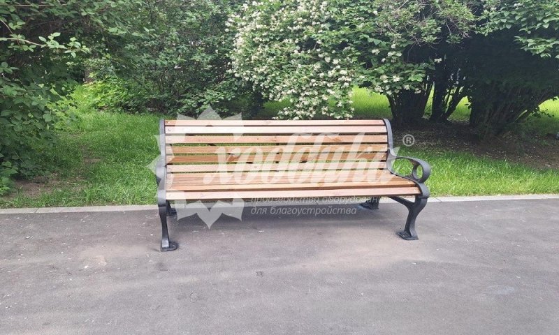 Уютный июнь в московских дворах: скамейки, беседки, урны, качели, велопарковки