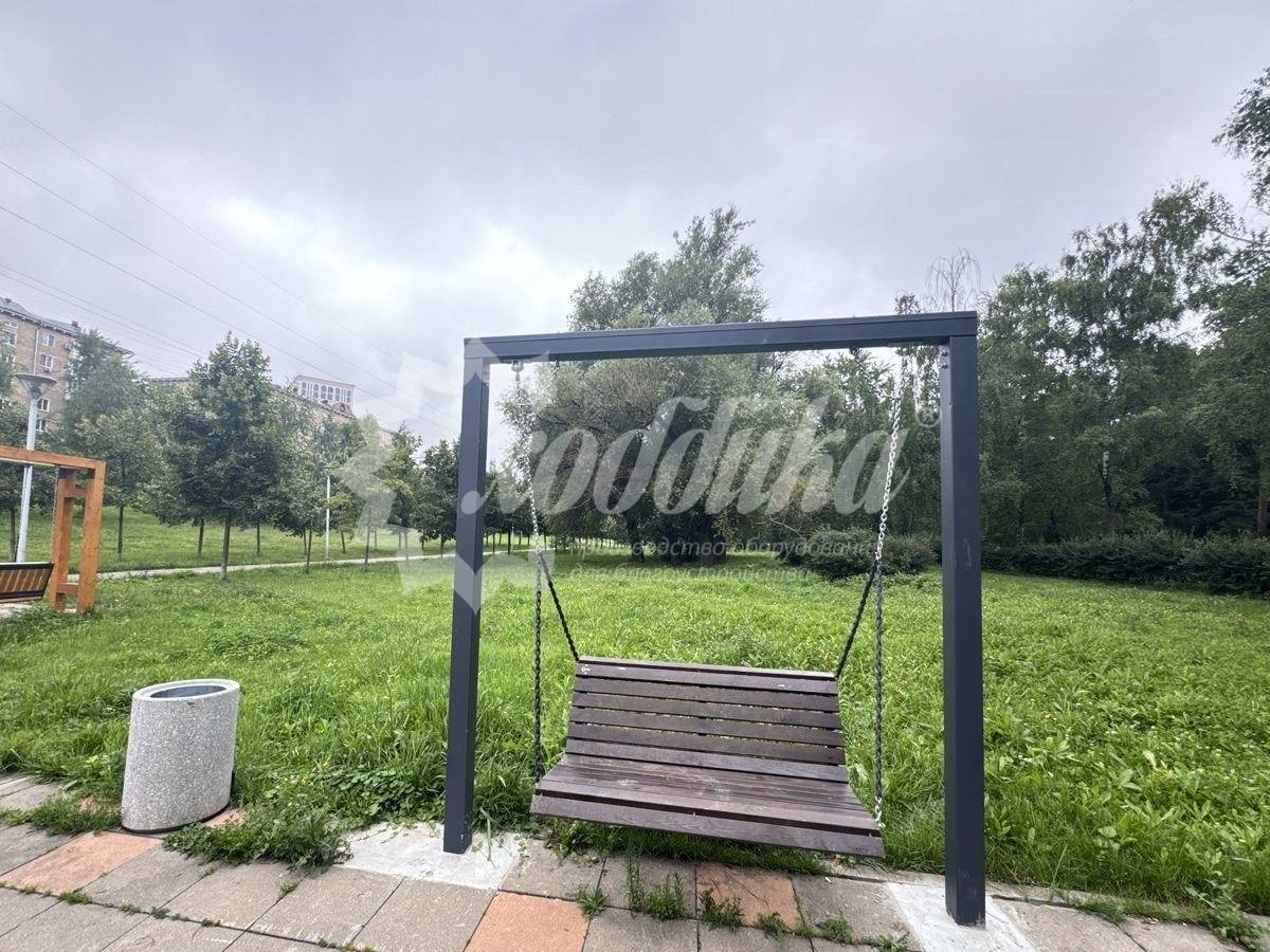 Жаркий июль: парковые качели, скамейки, лежаки, урны - 53