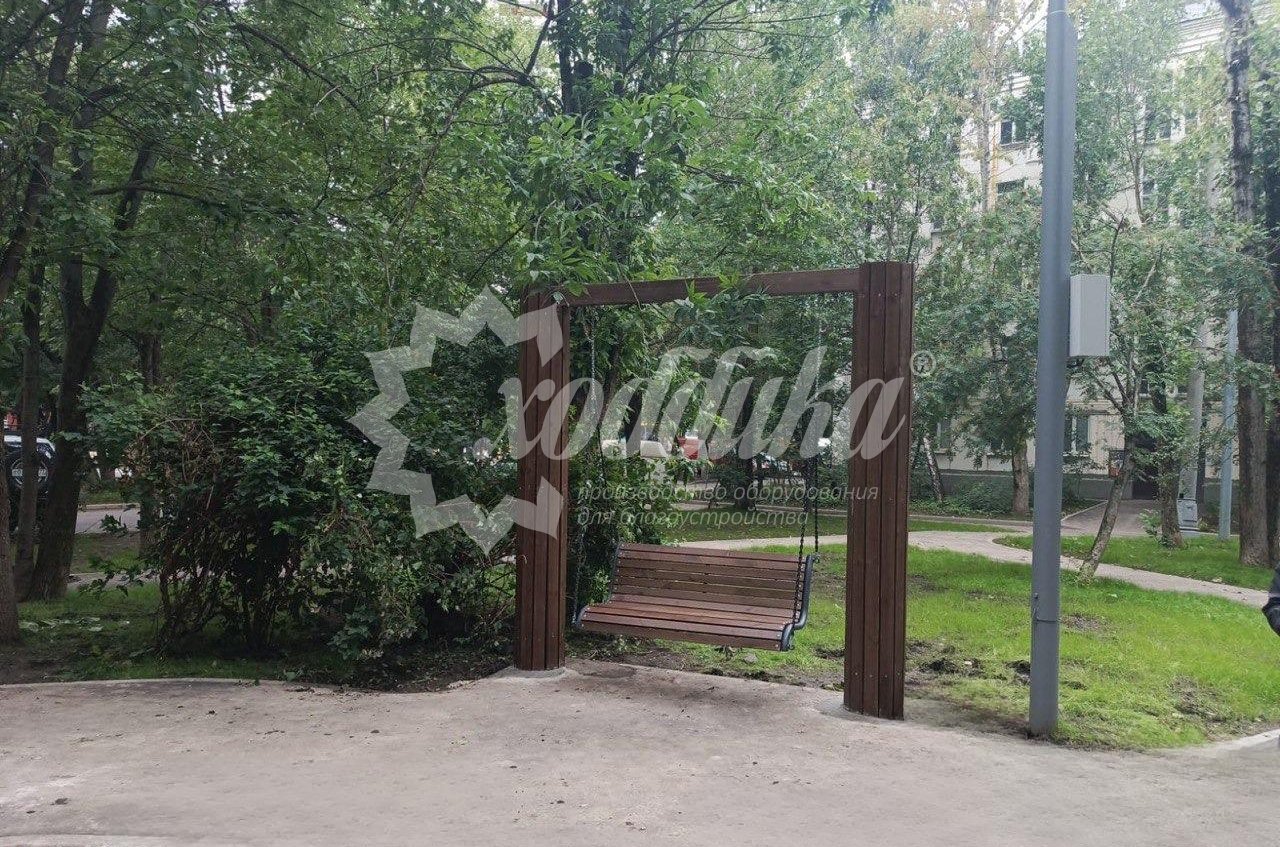 Жаркий июль: парковые качели, скамейки, лежаки, урны - 9