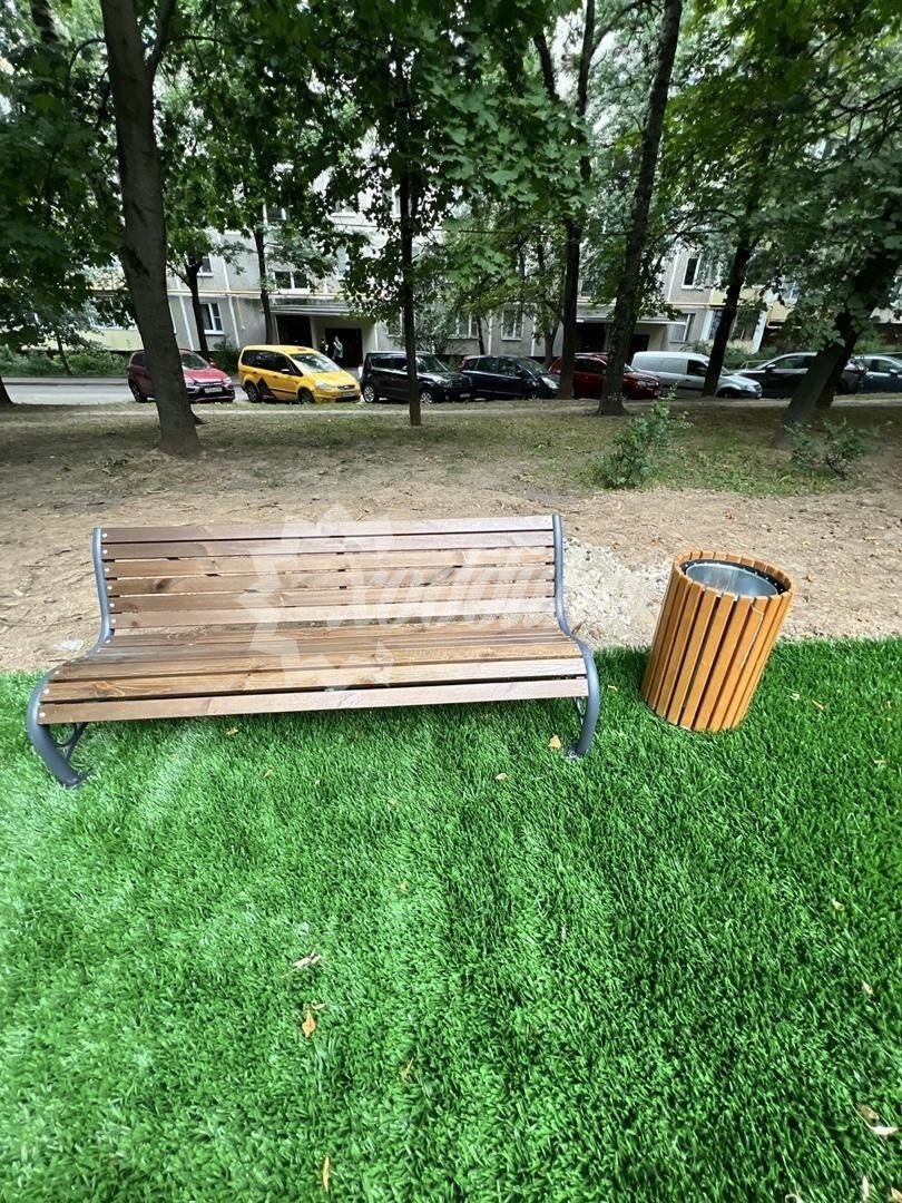 Жаркий июль: парковые качели, скамейки, лежаки, урны - 51