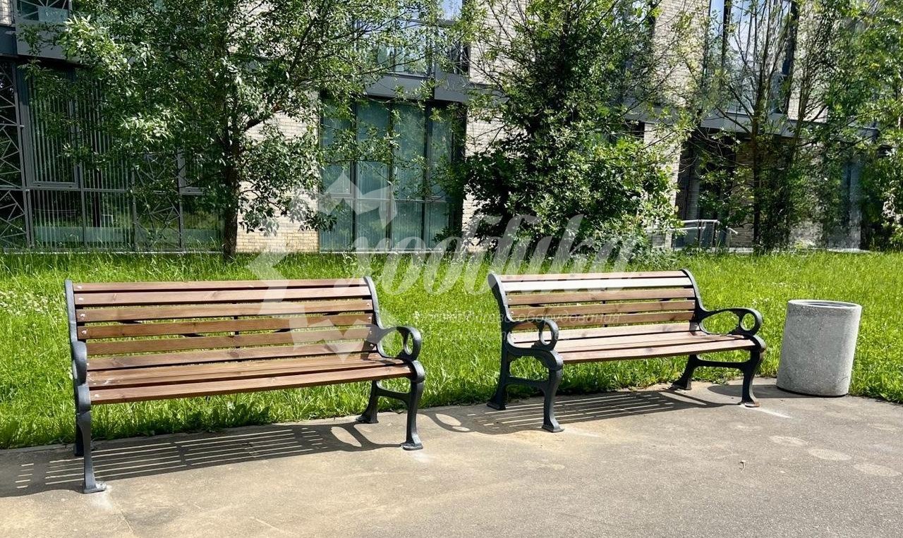 Жаркий июль: парковые качели, скамейки, лежаки, урны - 23