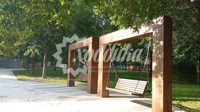 Жаркий июль: парковые качели, скамейки, лежаки, урны