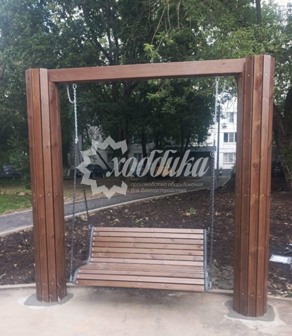 Жаркий июль: парковые качели, скамейки, лежаки, урны - 20