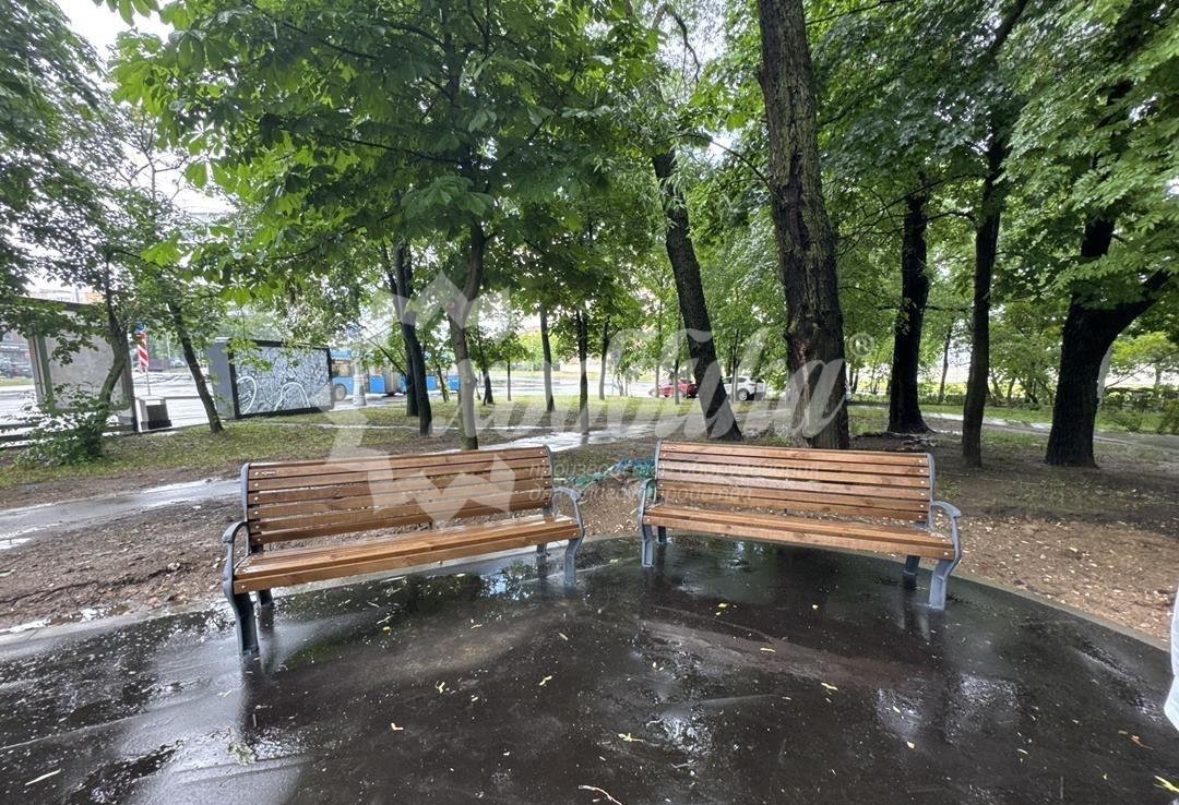 Уютный июнь в московских дворах: скамейки, беседки, урны, качели, велопарковки - 40