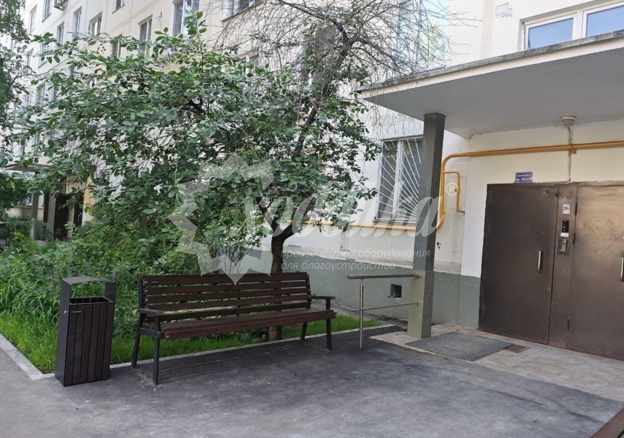 Жаркий июль: парковые качели, скамейки, лежаки, урны - 16