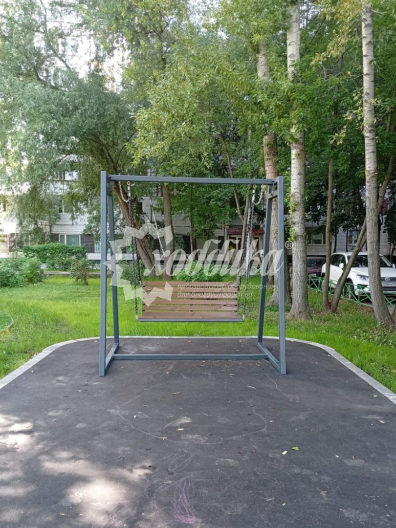 Жаркий июль: парковые качели, скамейки, лежаки, урны - 37