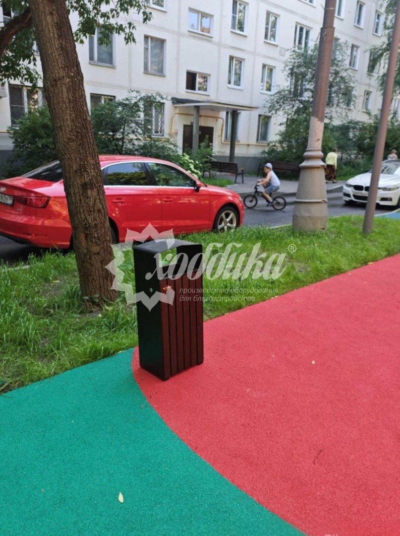 Жаркий июль: парковые качели, скамейки, лежаки, урны - 17