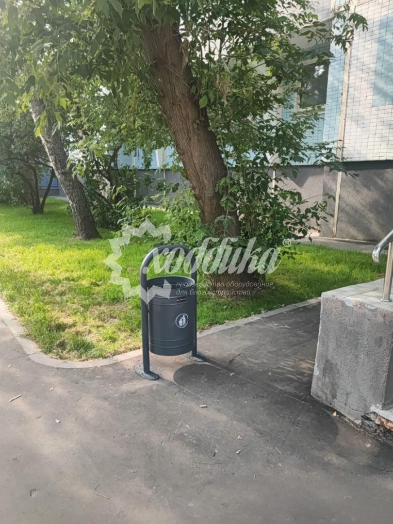 Жаркий июль: парковые качели, скамейки, лежаки, урны - 70