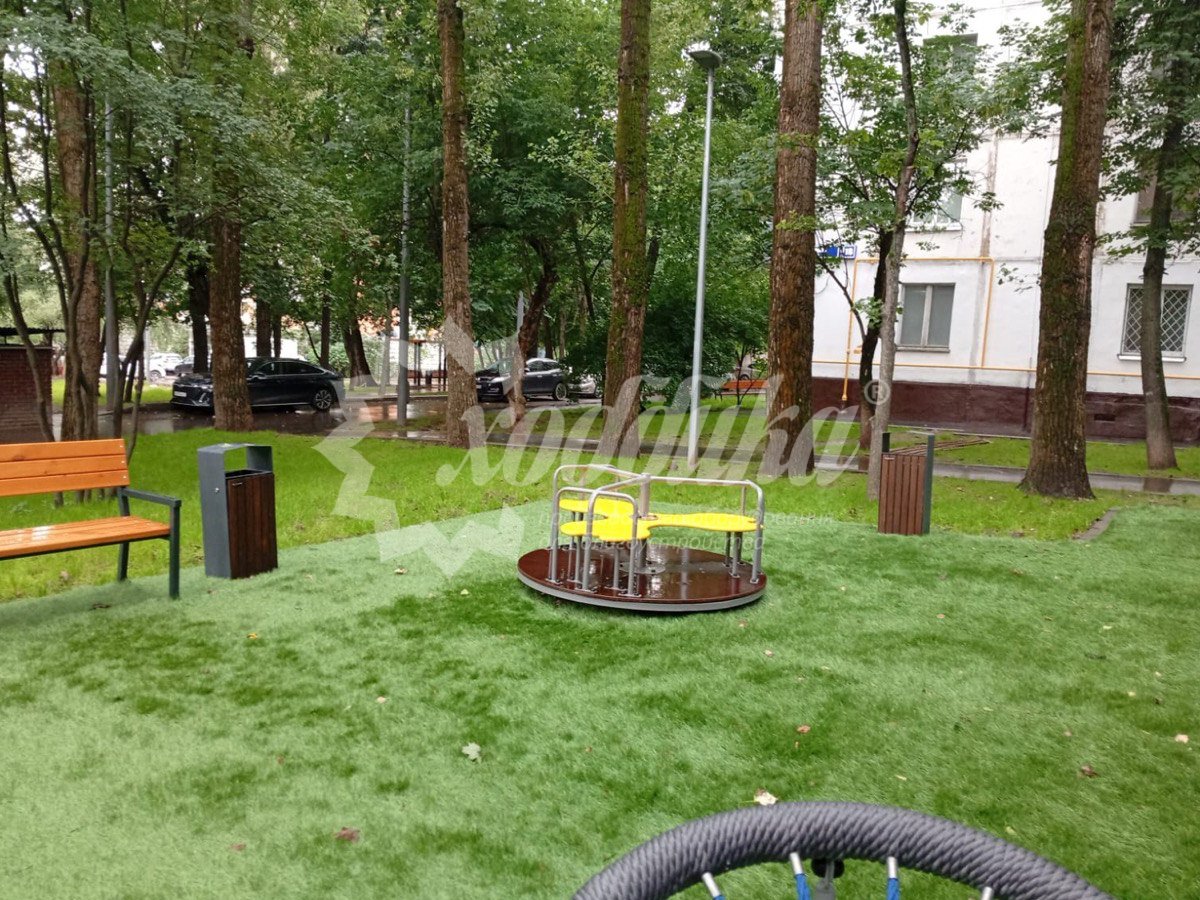Жаркий июль: парковые качели, скамейки, лежаки, урны - 55