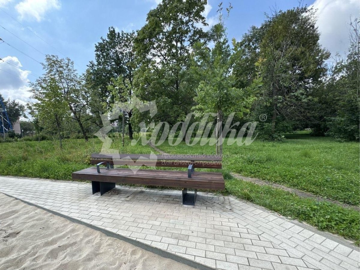 Жаркий июль: парковые качели, скамейки, лежаки, урны - 54
