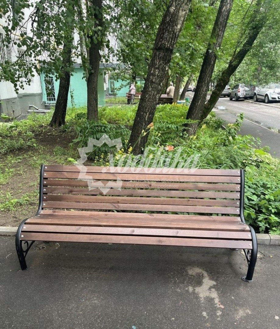Жаркий июль: парковые качели, скамейки, лежаки, урны - 8