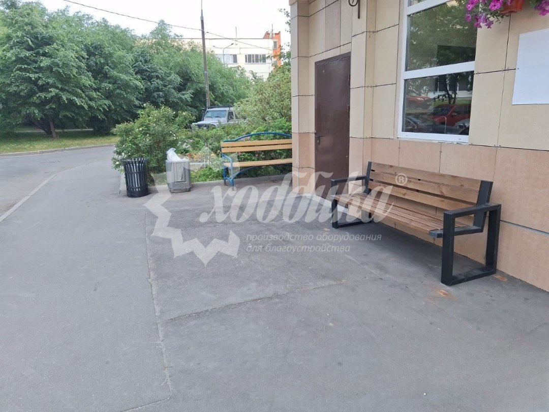 Уютный июнь в московских дворах: скамейки, беседки, урны, качели, велопарковки - 15