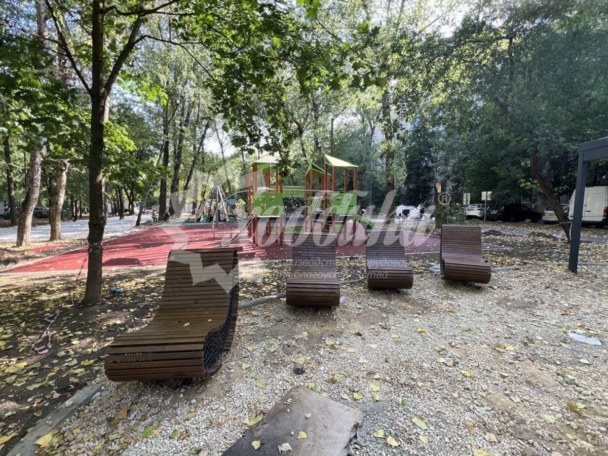 Жаркий июль: парковые качели, скамейки, лежаки, урны - 27