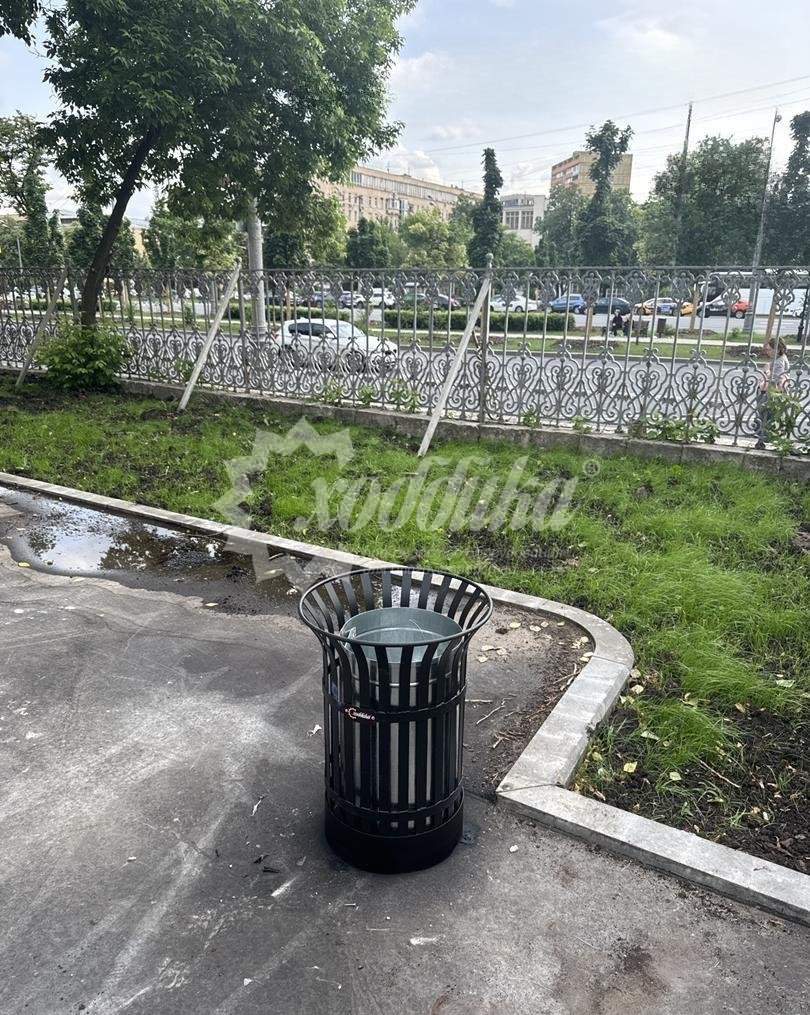 Уютный июнь в московских дворах: скамейки, беседки, урны, качели, велопарковки - 38