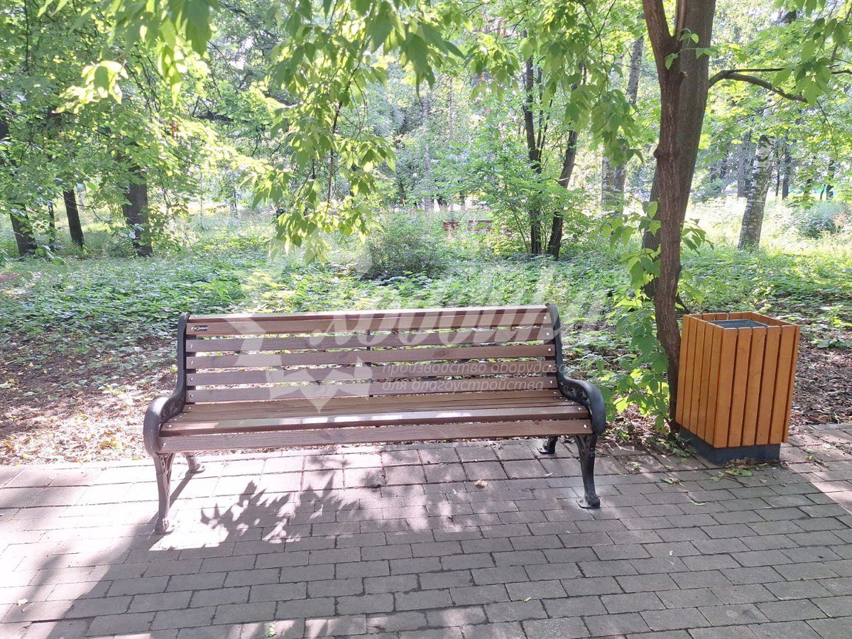Жаркий июль: парковые качели, скамейки, лежаки, урны - 40