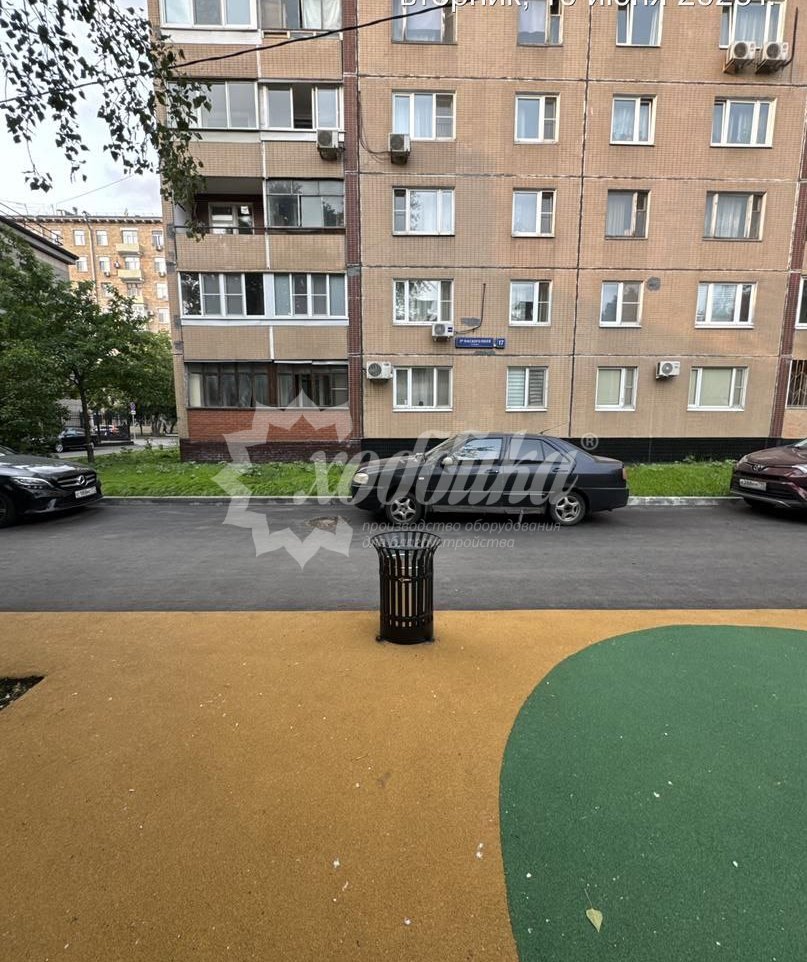 Уютный июнь в московских дворах: скамейки, беседки, урны, качели, велопарковки - 29