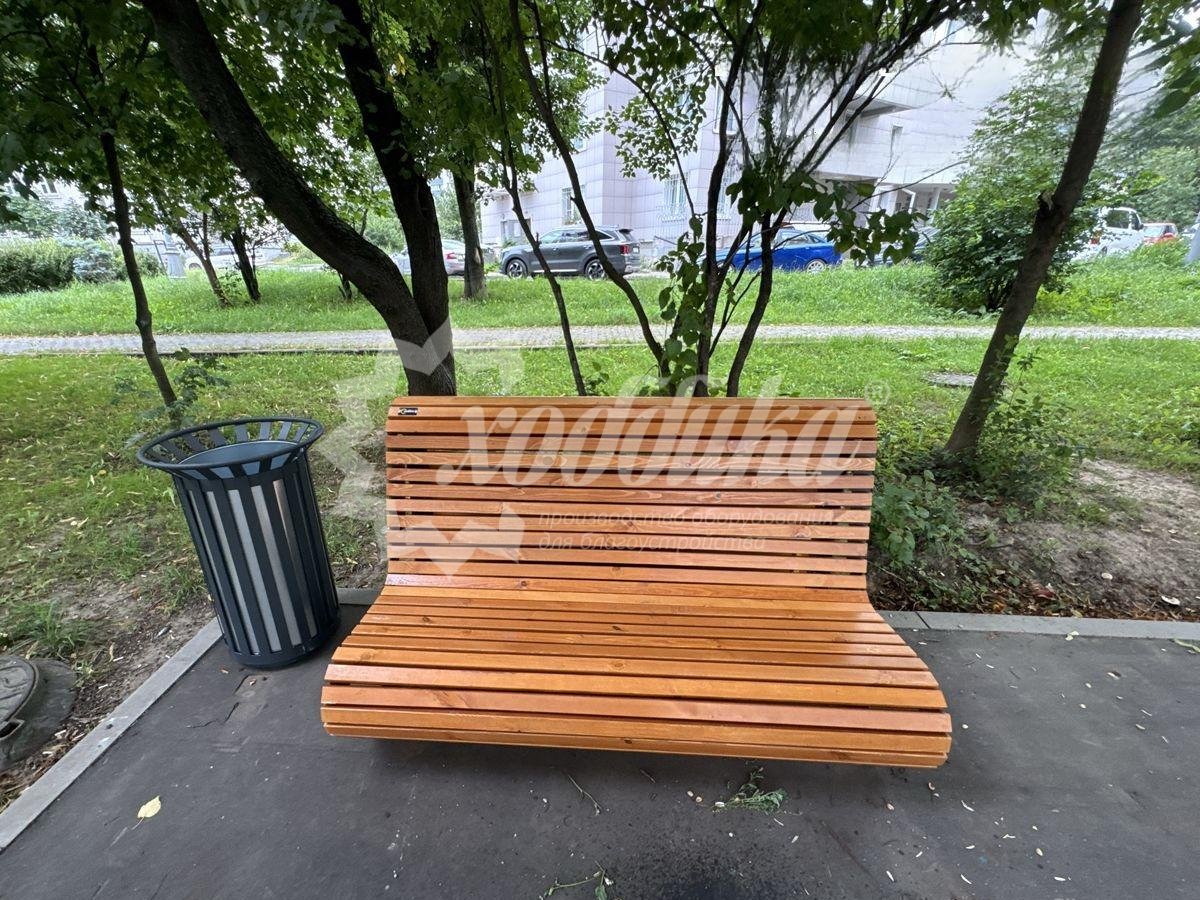 Жаркий июль: парковые качели, скамейки, лежаки, урны - 61