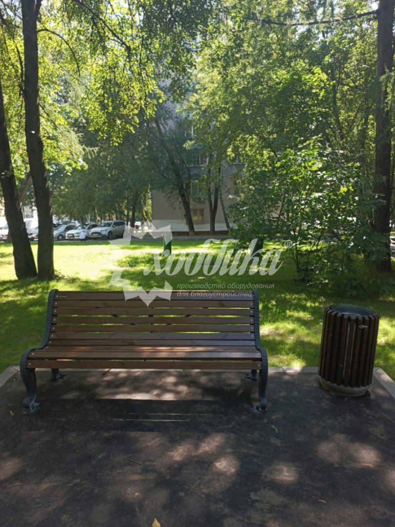 Жаркий июль: парковые качели, скамейки, лежаки, урны - 65