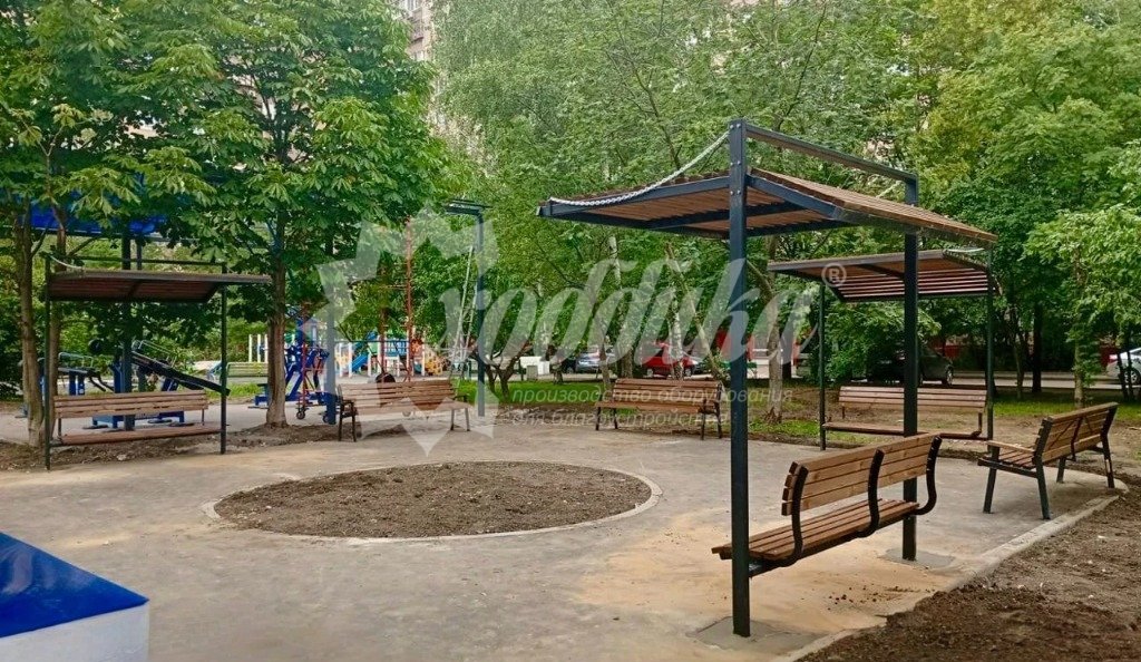 Уютный июнь в московских дворах: скамейки, беседки, урны, качели, велопарковки - 32