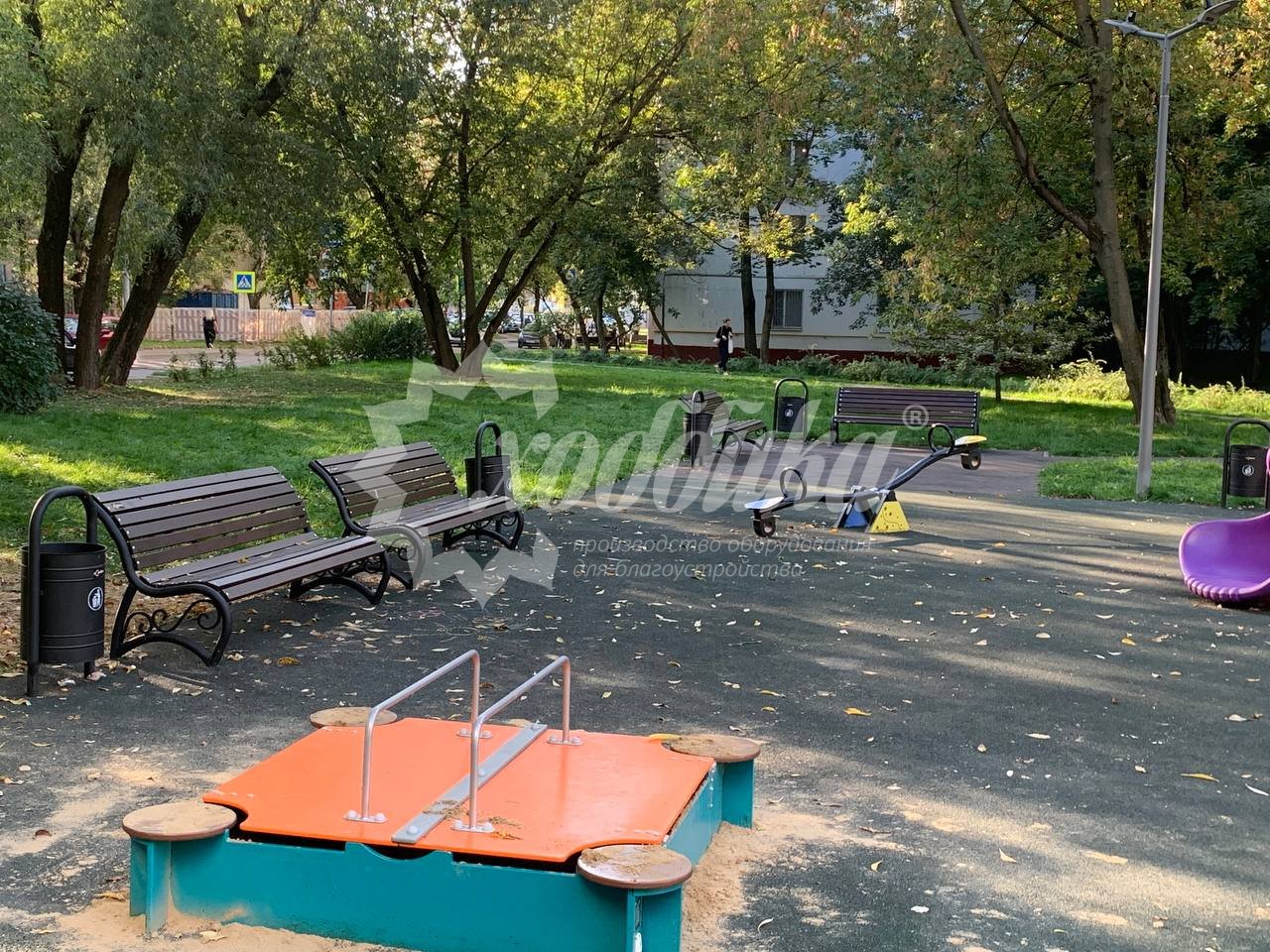 Скамейки, качели и урны во дворах Новой Москвы: благоустройство, сентябрь 2023 - 32