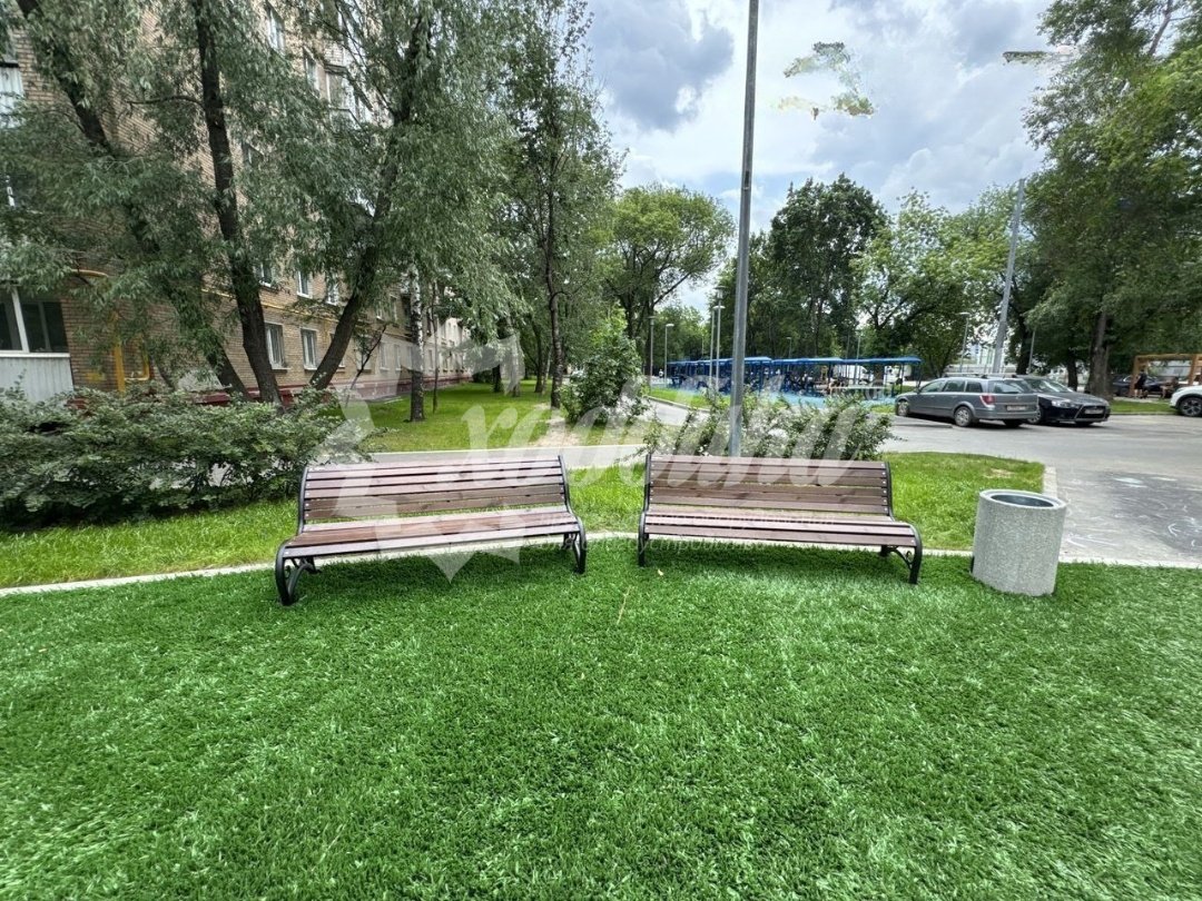 Уютный июнь в московских дворах: скамейки, беседки, урны, качели, велопарковки - 23