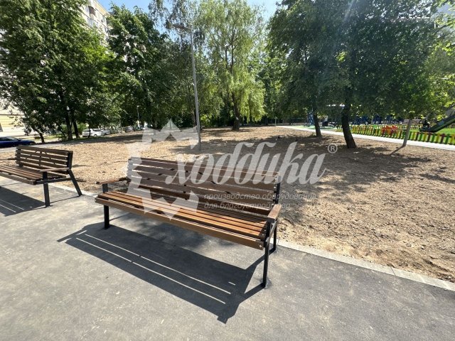 Уютный июнь в московских дворах: скамейки, беседки, урны, качели, велопарковки - 6