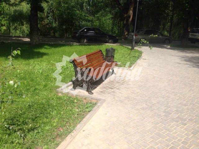 «Ажурные» скамейки в сквере имени Высоцкого в Симферополе - 4