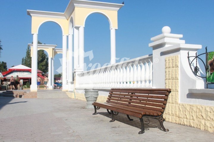 Скамейки «Нева» на набережной в Евпатории